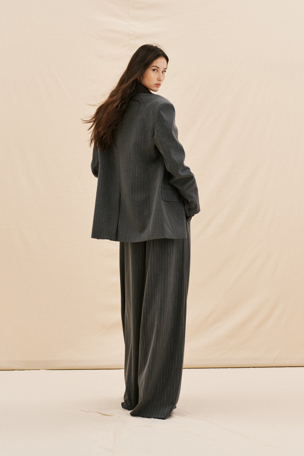 Tailleur gessato con colletto removibile