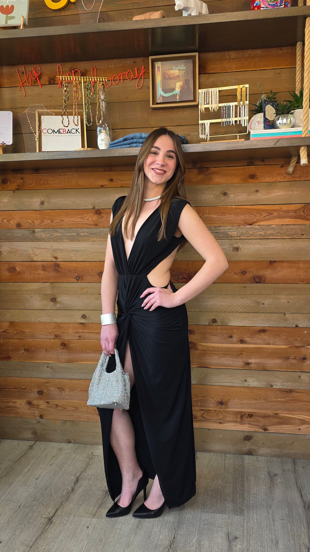Abito lungo nero elegante con spacco e drappeggio