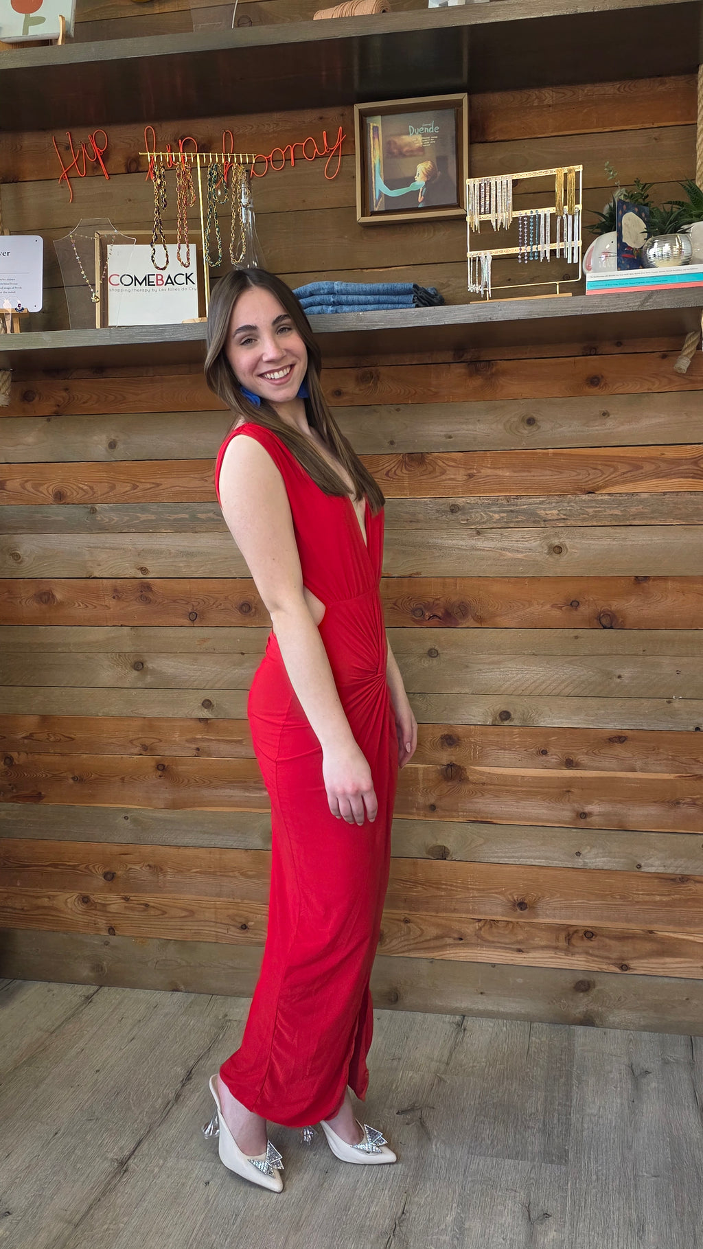 Abito lungo rosso elegante con spacco e drappeggio