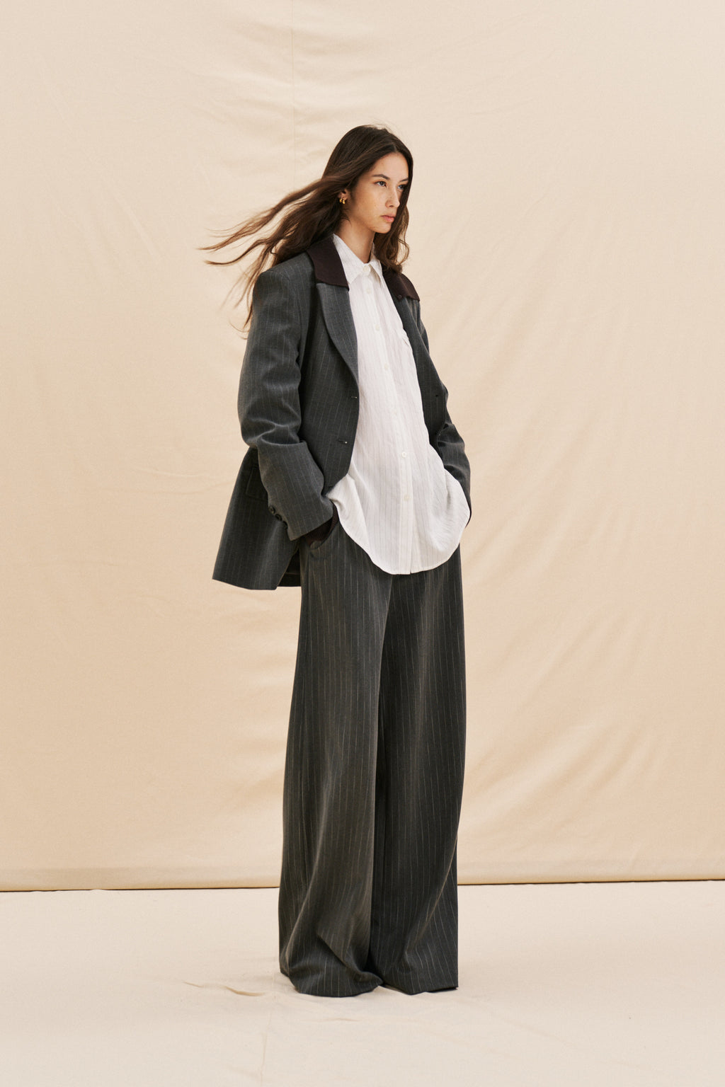 Tailleur gessato con colletto removibile