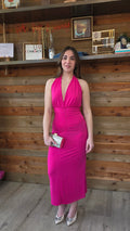 Abito lungo fucsia elegante con scollo all’americana e drappeggio