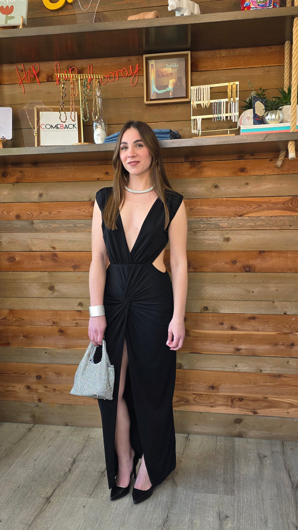 Abito lungo nero elegante con spacco e drappeggio