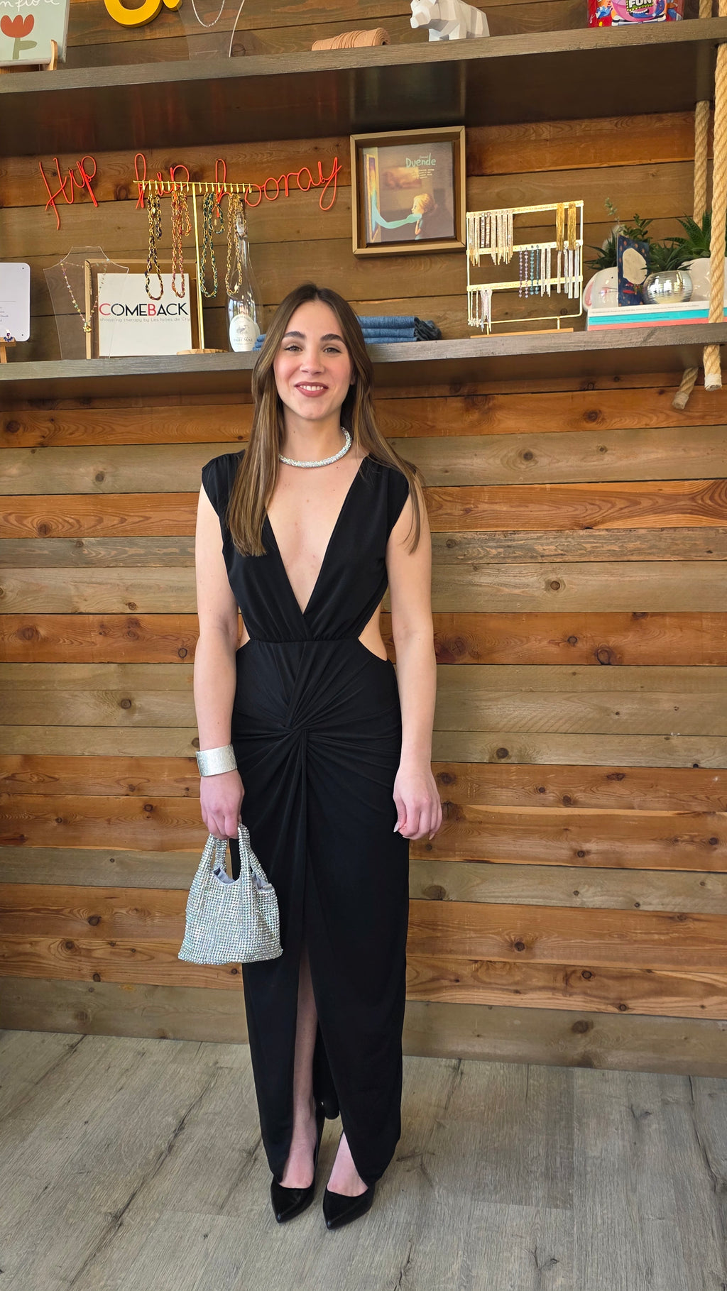 Abito lungo nero elegante con spacco e drappeggio