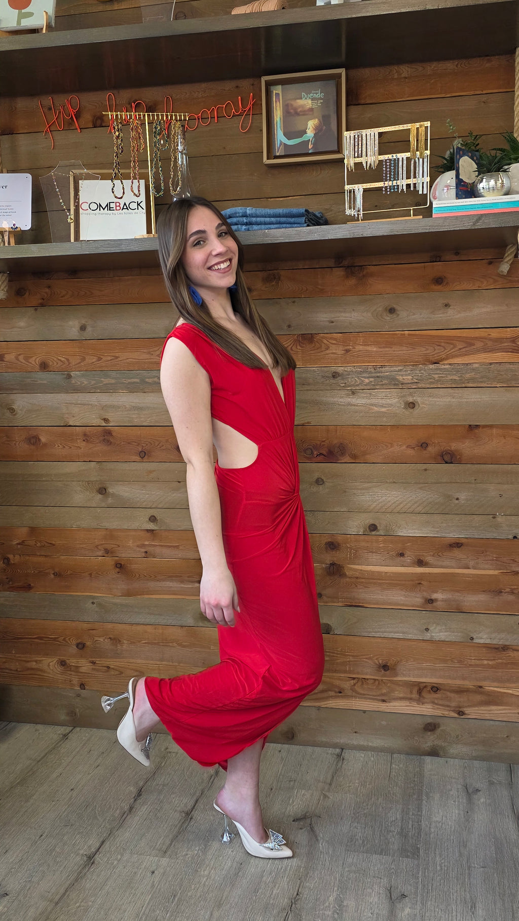 Abito lungo rosso elegante con spacco e drappeggio