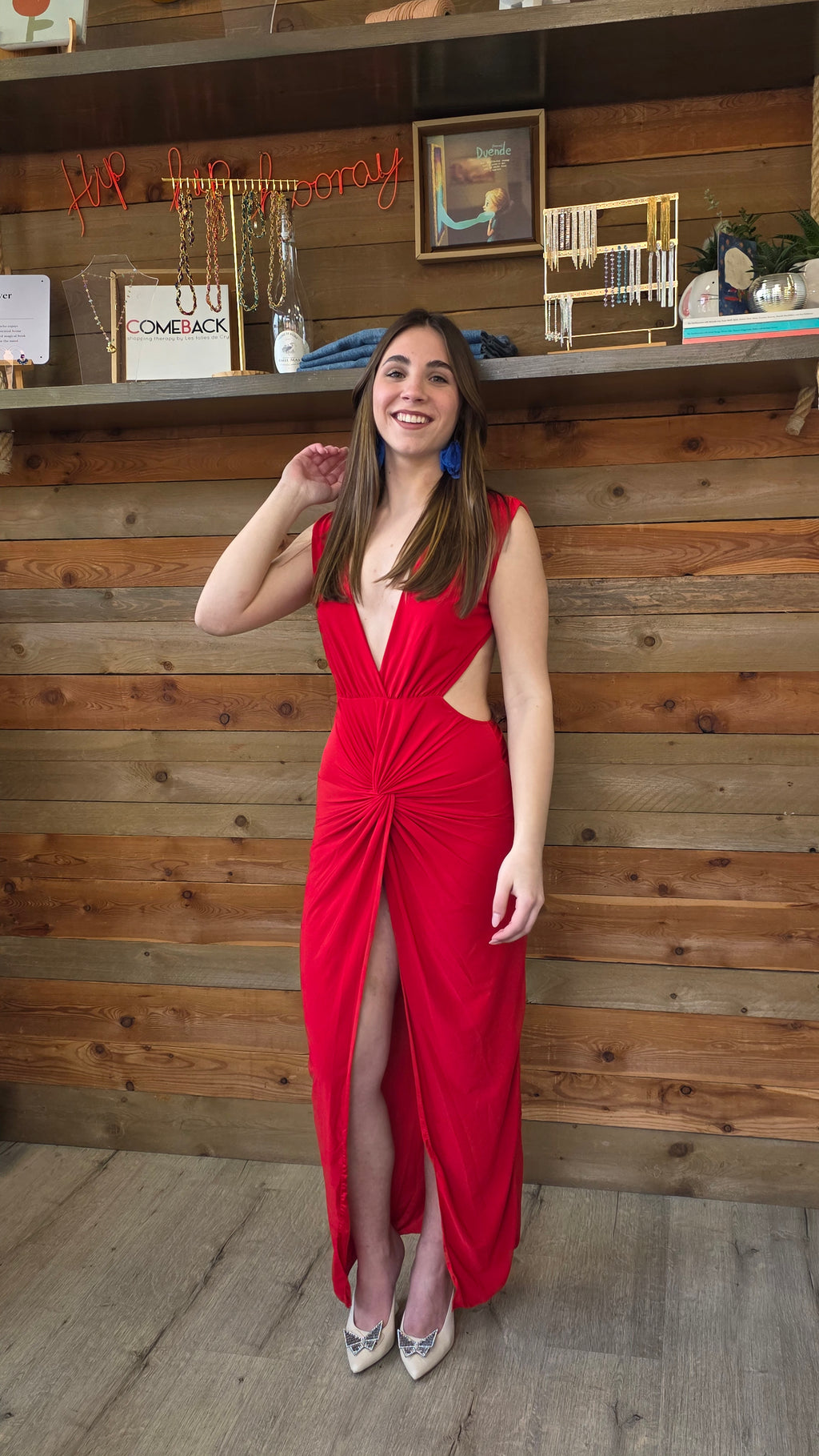 Abito lungo rosso elegante con spacco e drappeggio