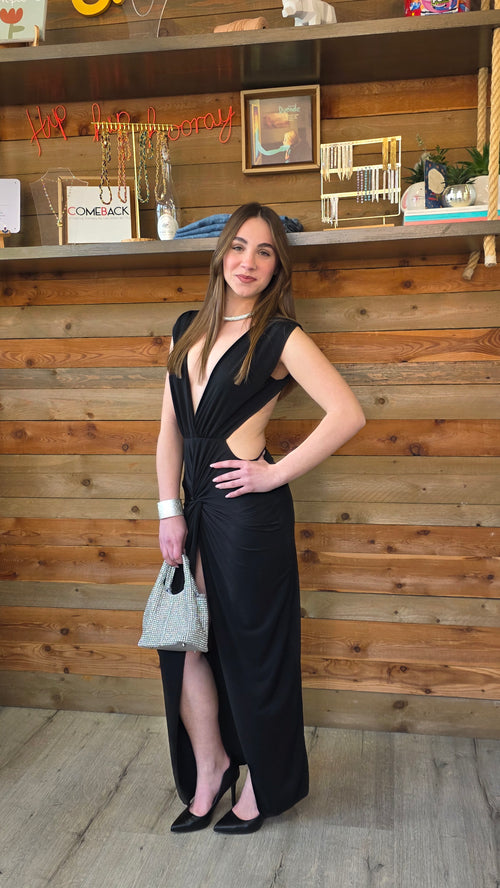Abito lungo nero elegante con spacco e drappeggio