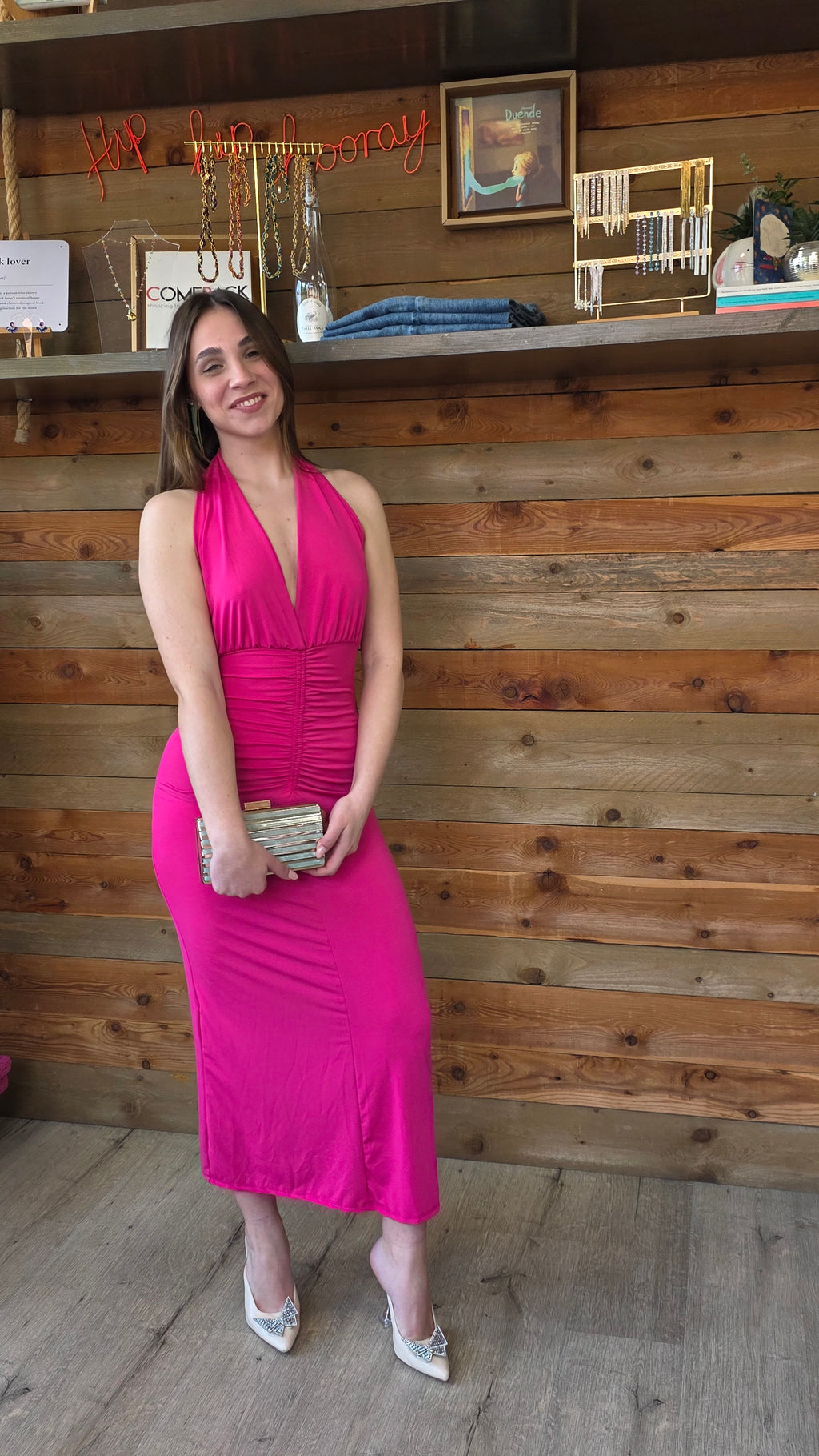 Abito lungo fucsia elegante con scollo all’americana e drappeggio