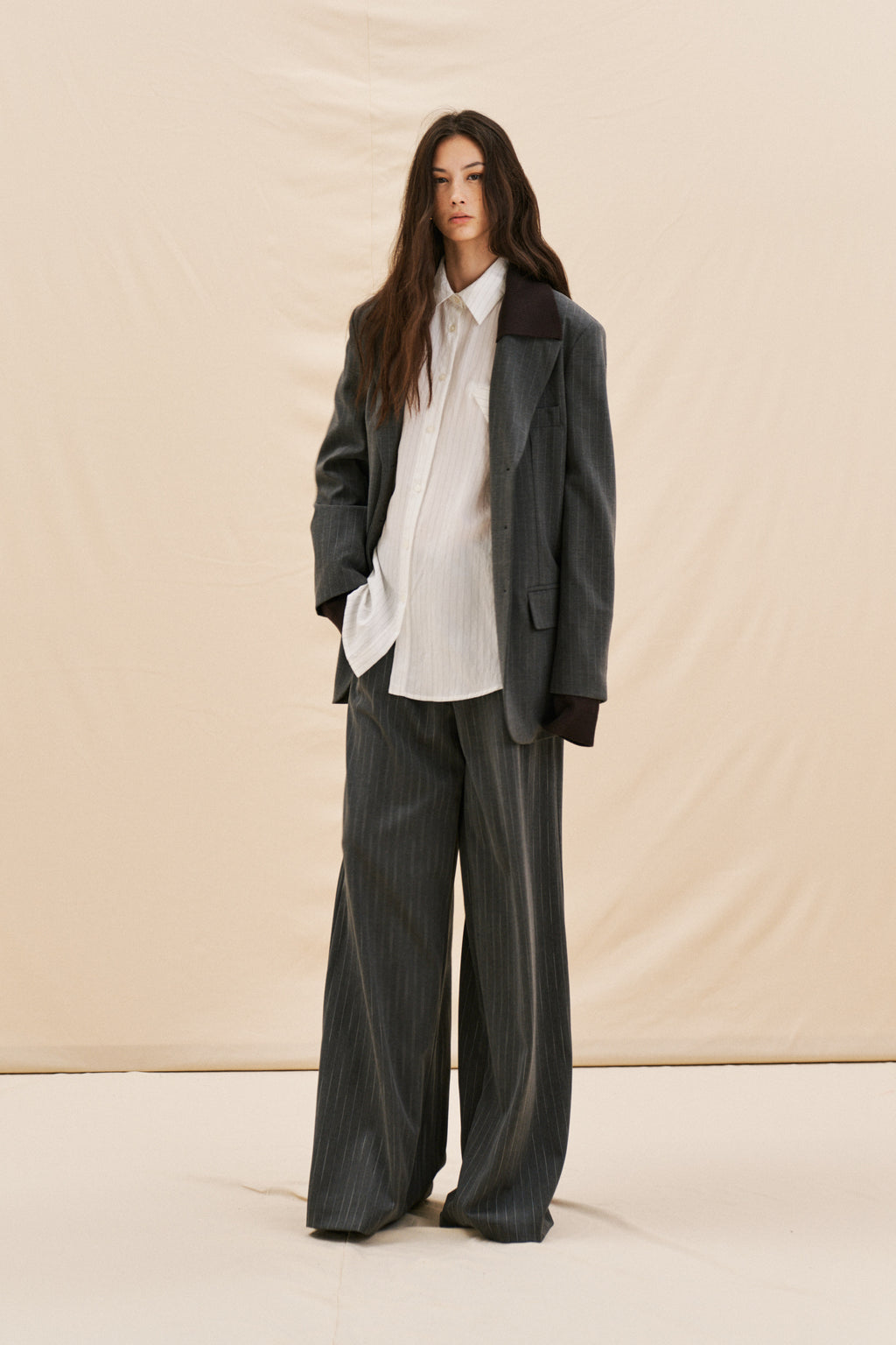 Tailleur gessato con colletto removibile