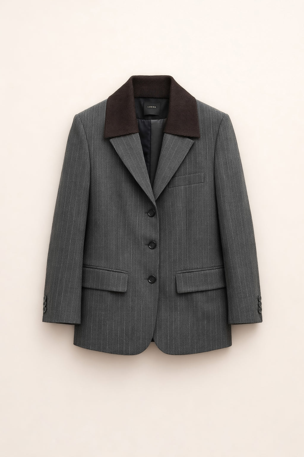 Tailleur gessato con colletto removibile